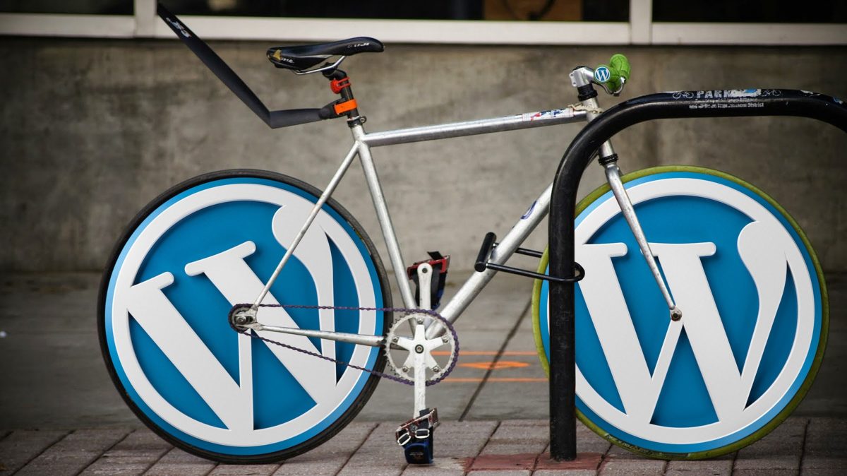 WorpPress - Fahrrad mit Logos als Reifen.